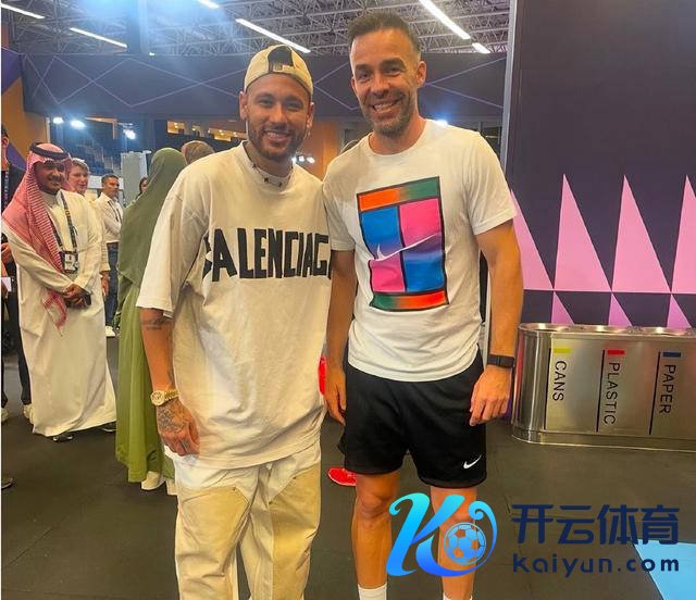 酸了！郑钦文讲解理疗师晒内马尔合照 团队追星趣事多