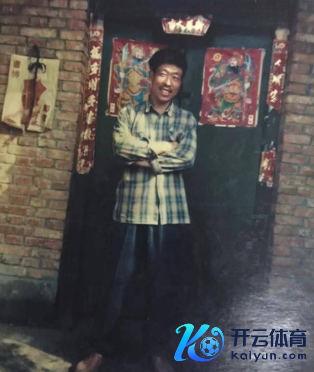 何刚年青时的像片 图源“中国新闻网”